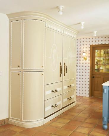 geladeira personalizada com caixa de madeira