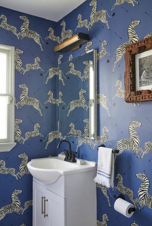 banheiro com papel de parede zebra