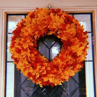 Coroa de flores falsa de folha de bordo de outono / outono