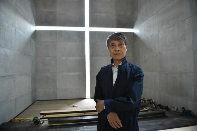 esta foto tirada em 20 de setembro de 2017 mostra o arquiteto japonês tadao ando posando no centro nacional de arte em tóquio mestre japonês tadao ando tomou uma rota não convencional para a arquitetura, Começando como boxeador e caminhoneiro totalmente autodidata, sua formação pouco ortodoxa não o impediu de ganhar o prêmio pritzker, considerado o nobel da arquitetura, seguindo no passos de nomes como richard rogers e zaha hadid foto de kazuhiro nogi afp to go with japan architecture ando, entrevista de karyn nishimura poupee foto de kazuhiro nogiafp via getty imagens