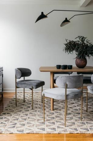 mesa e cadeiras para sala de jantar com tapete embaixo
