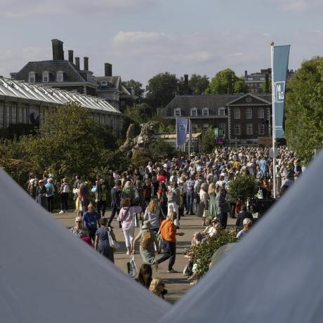 multidões de visitantes no outono rhs chelsea flower show 2021 em setembro