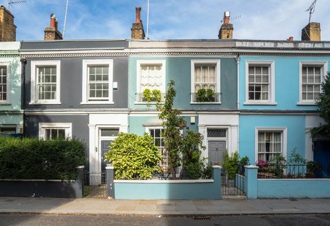 Belas casas geminadas britânicas tradicionais em um dia ensolarado de outono