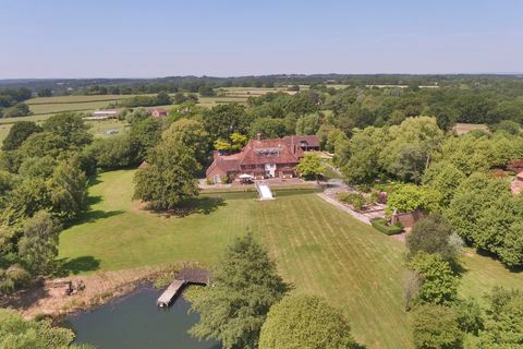 Casa de 9 quartos à venda em Kent - vista para o campo com fosso