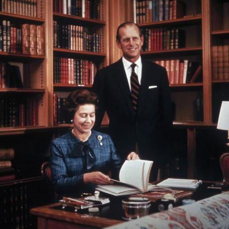 a rainha com o príncipe philip na biblioteca balmoral, 1976﻿