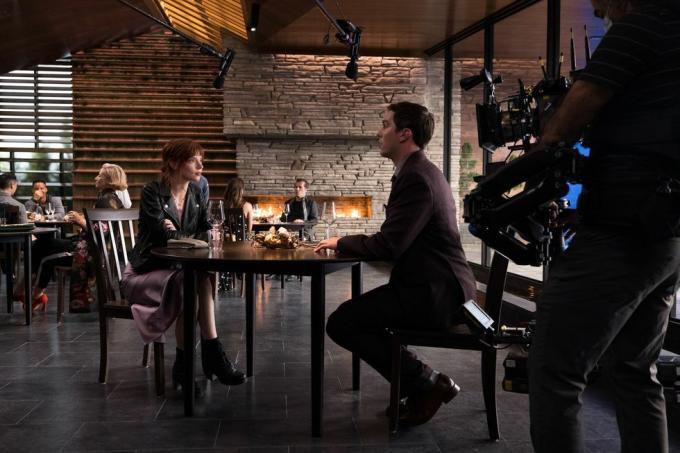 anya taylor joy e nicholas hoult no set do filme o menu foto de eric zachanowich cortesia de searchlight pictures © 2022 20th century studios todos os direitos reservados