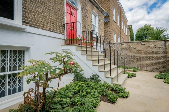 casa vitoriana com jardins projetados pelo vencedor do chelsea flower show para venda