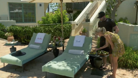 tarek el moussa e heather rae young em um spa na catalina