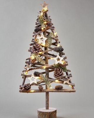 Árvore de Natal no tampo da mesa gelado com efeito de madeira iluminado
