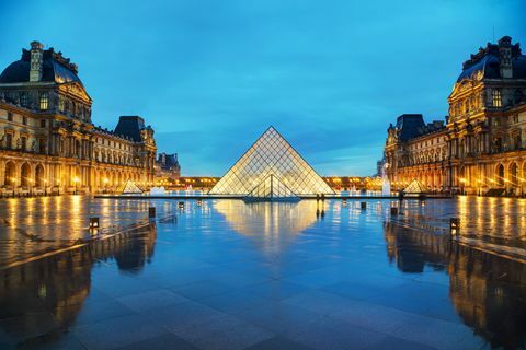 A pirâmide do Louvre em Paris, França