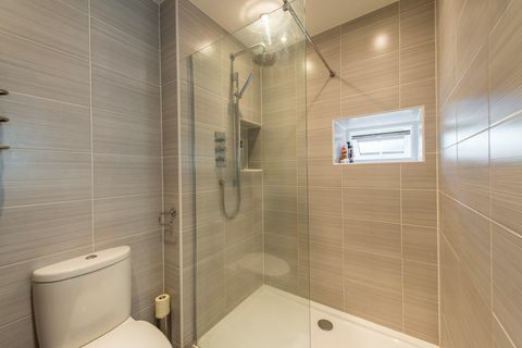 Banheiro moderno com azulejos inteligentes 