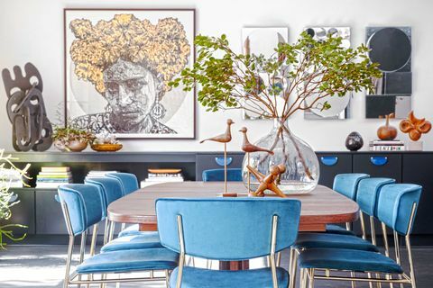 sala de jantar, mesa de jantar de madeira, cadeiras de jantar azuis, armários de madeira, arte na parede da galeria, vaso grande