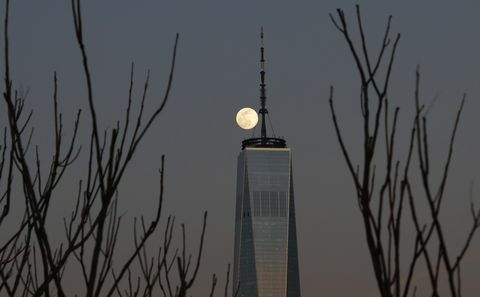 Nascer da lua sobre Lower Manhattan, em Nova York
