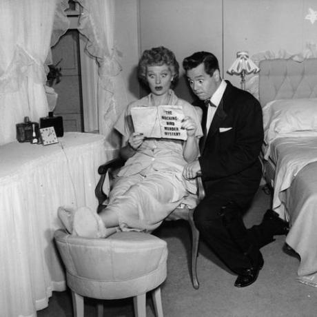 lucille ball e desi arnaz no episódio piloto da série de televisão i love lucy, 1951 photo by cbsgetty images