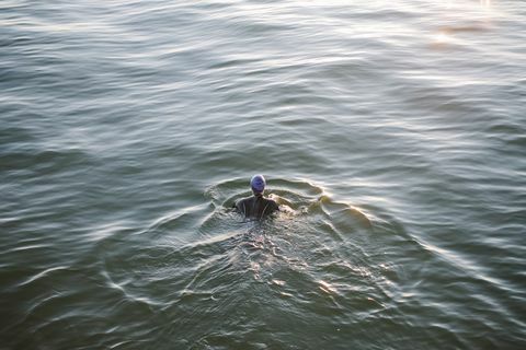 Nadador feminino de águas abertas no mar