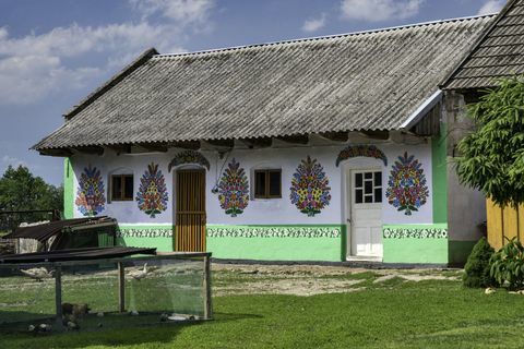 Pinturas populares na casa de campo em Zalipe, Polônia