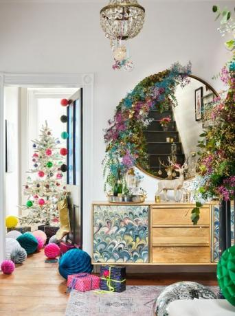 tendências de natal, decorações de natal no corredor e na sala de estar