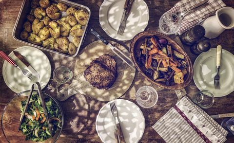 Comer carne assada com batatas e vegetais de raiz