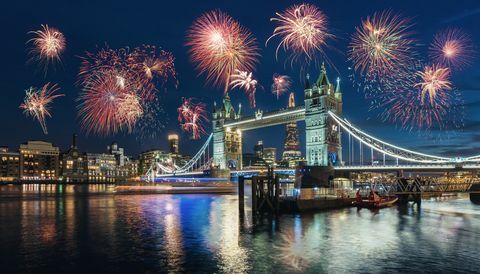 Fogo de artifício sobre a ponte à noite