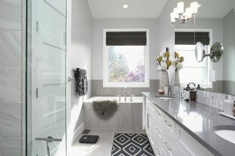 Banheiro interior elegante e moderno com vitrine