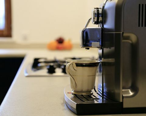Máquina de café expresso em um balcão da cozinha