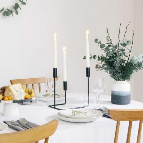 decoração minimalista de mesa de natal estilo scandi