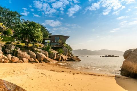 Propriedade de exceção com praia particular, Santa Catarina, Brasil