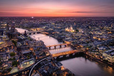 Vista aérea da paisagem urbana de Londres com o rio Tamisa no crepúsculo