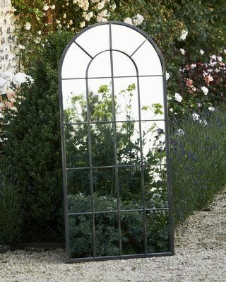 Grande espelho arqueado de metal preto para jardim
