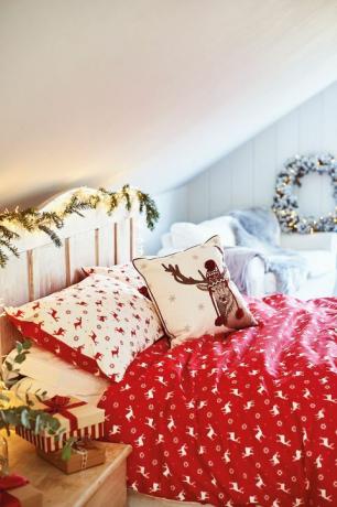 quarto de natal com roupa de cama vermelha brilhante