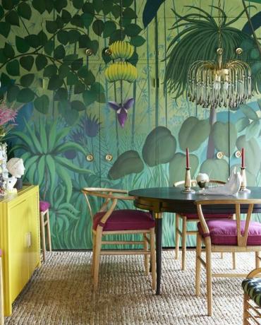 sala de jantar com mural da selva
