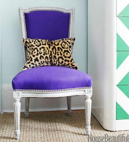 cadeira de leopardo travesseiro roxo