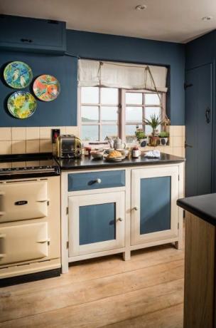 Cozinha temática de cor azul em Siren cottage, Cornualha