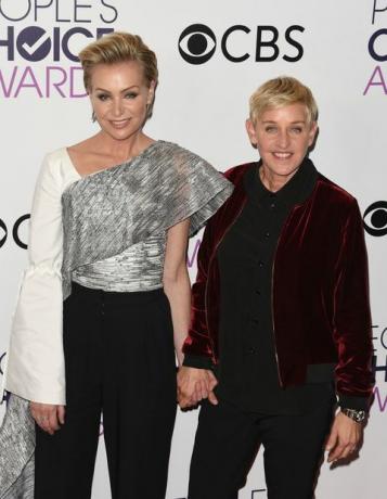 Ellen DeGeneres, Portia de Rossi posa no People's Choice Awards 2017