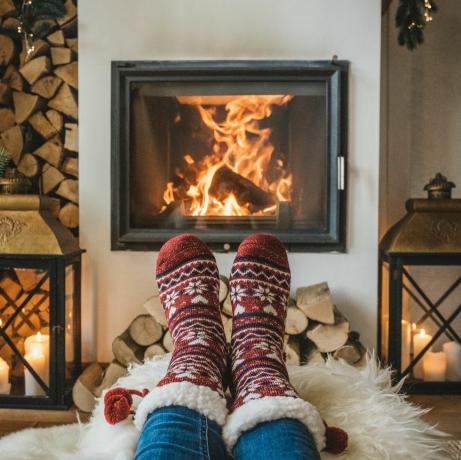 meias de natal em frente ao fogo