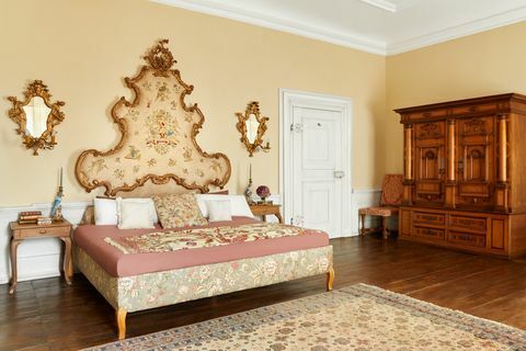 palácio barroco de 'a imperatriz' da netflix agora no airbnb