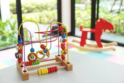 Close-up de brinquedo na mesa em Playschool