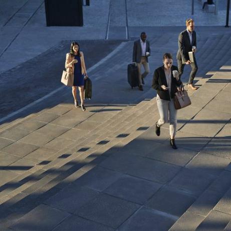 empresários andando na escada do lado de fora