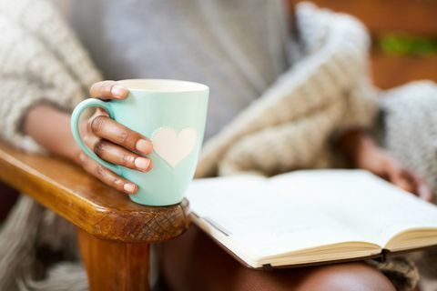 Foto recortada de uma mulher relaxante com um livro e uma xícara de café