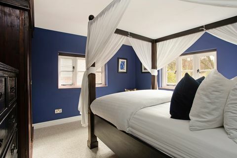 quarto azul com cama de dossel