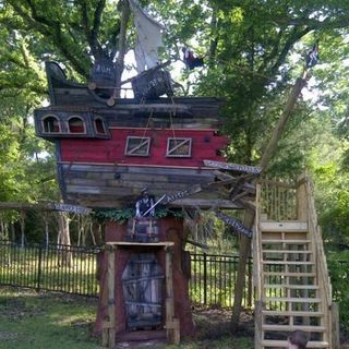 Casa na árvore do navio pirata