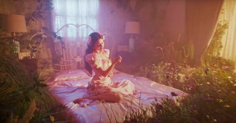 o quarto do videoclipe "de una vez" de selena gomez