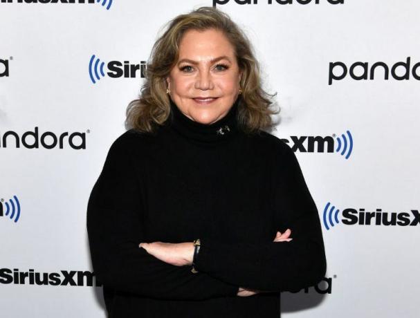 Nova York, Nova York, 12 de novembro, atriz de cobertura exclusiva Kathleen Turner visita os estúdios Siriusxm em 12 de novembro de 2019 na cidade de Nova York, foto de Slaven Vlasicgetty Images