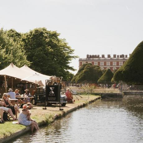 os visitantes relaxam no kuka bar by the long water no rhs hampton court palace garden festival 2022