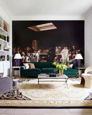 sala de estar contemporânea com grande mural
