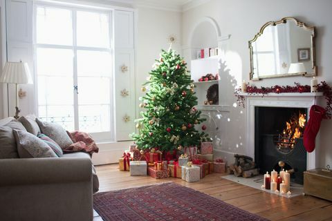 Árvore de Natal cercada com presentes