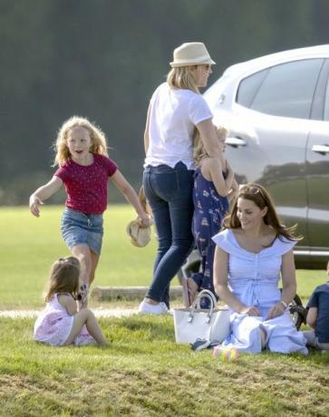 Príncipe George e princesa Charlotte brincam com Kate Middleton