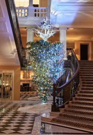 Árvore de Natal do Claridge Hotel projetada por Karl Lagerfeld