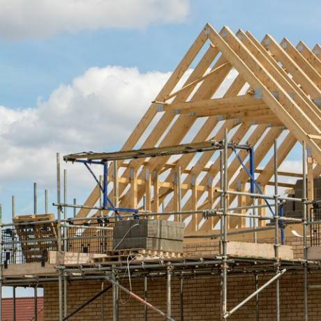 indústria de construção estrutura de madeira de treliças de telhado de casa com andaime
