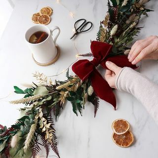 Faça um kit de artesanato de flores para guirlanda de Natal